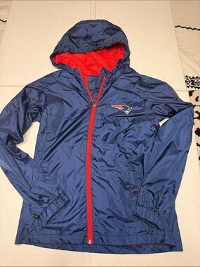 New England Patriots Pro Line Hooded Windbreaker Jacket Men’s Small Blue Red